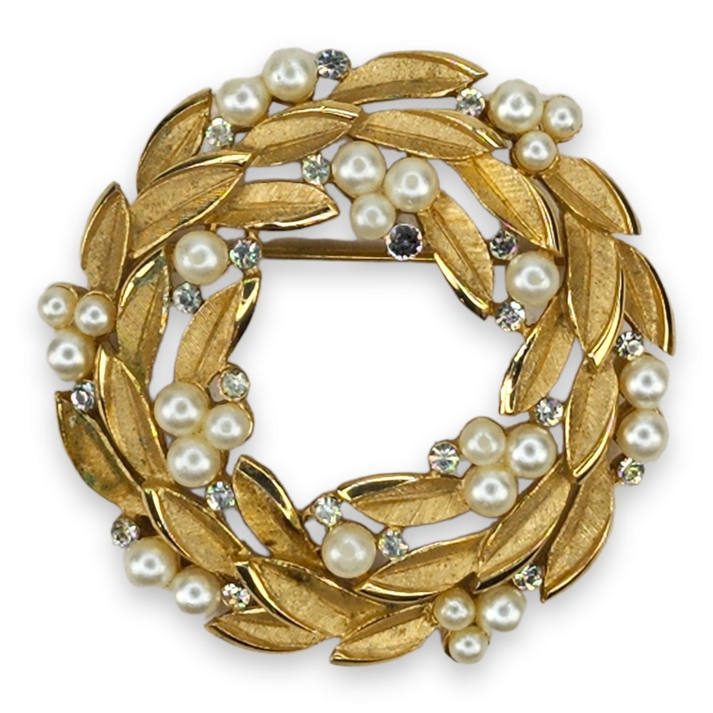 Trifari Wreath Brooch Gold Tone Faux Pearl Rhinestone Vintage Circle Pin 1.91"